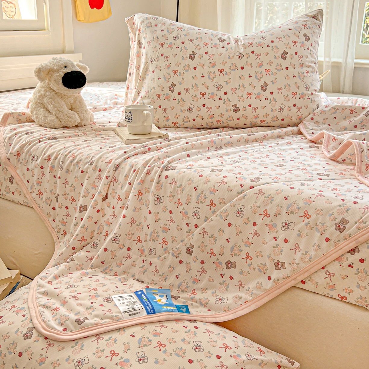 91家纺网 家纺一手货源 找家纺 希诺家居 2026新款冰肤格凉感夏被夏凉被空调被床笠四件套小冰格空调被 春日花园熊