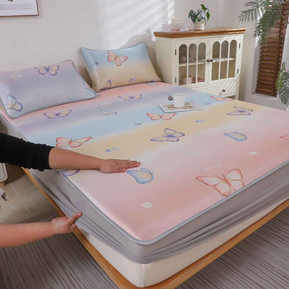 91家纺网 家纺一手货源 找家纺 小萌虎 2026新款碳光冰丝凉席床笠款拍法二 七彩蝴蝶