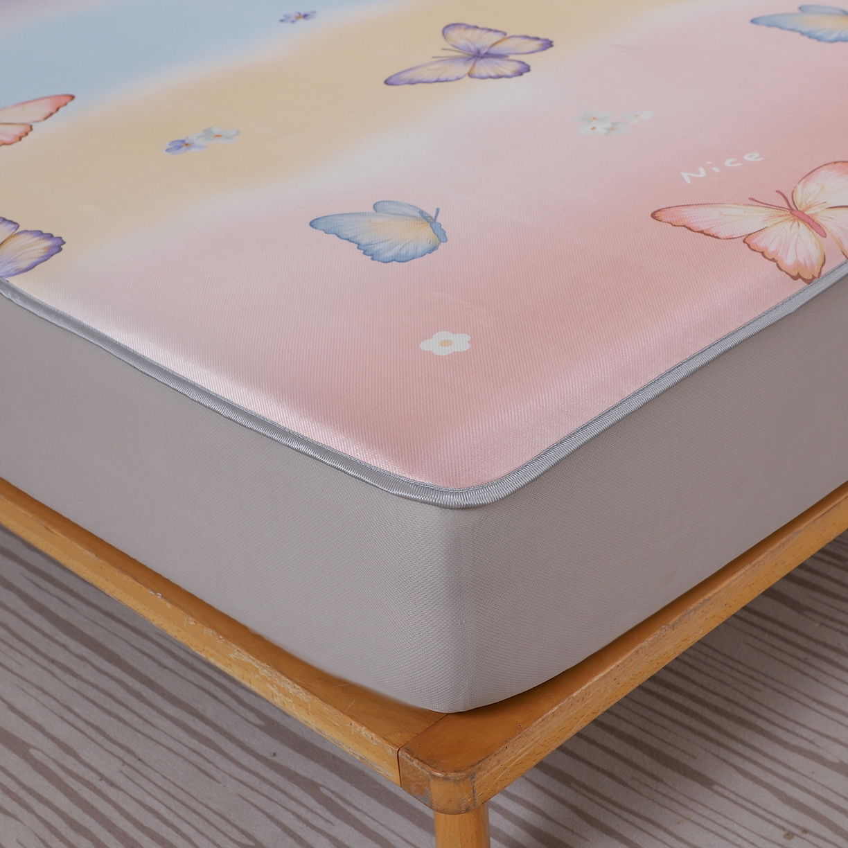 91家纺网 家纺一手货源 找家纺 小萌虎 2026新款碳光冰丝凉席床笠款拍法二 七彩蝴蝶