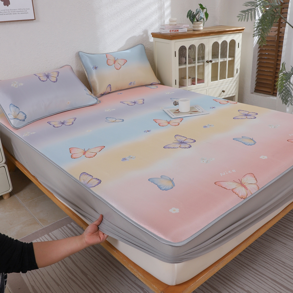 91家纺网 家纺一手货源 找家纺 小萌虎 2026新款碳光冰丝凉席床笠款拍法二 七彩蝴蝶