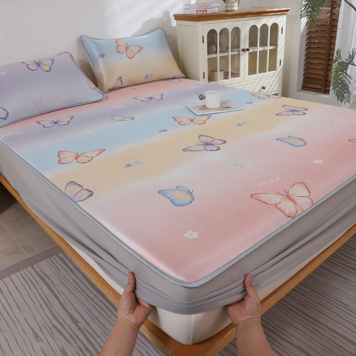 91家纺网 家纺一手货源 找家纺 小萌虎 2026新款碳光冰丝凉席床笠款拍法二 七彩蝴蝶