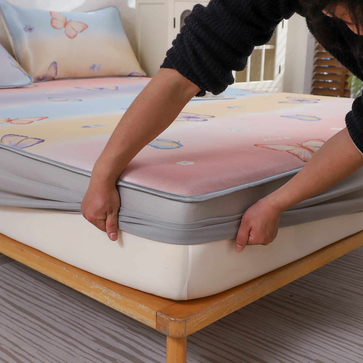 91家纺网 家纺一手货源 找家纺 小萌虎 2026新款碳光冰丝凉席床笠款拍法二 七彩蝴蝶