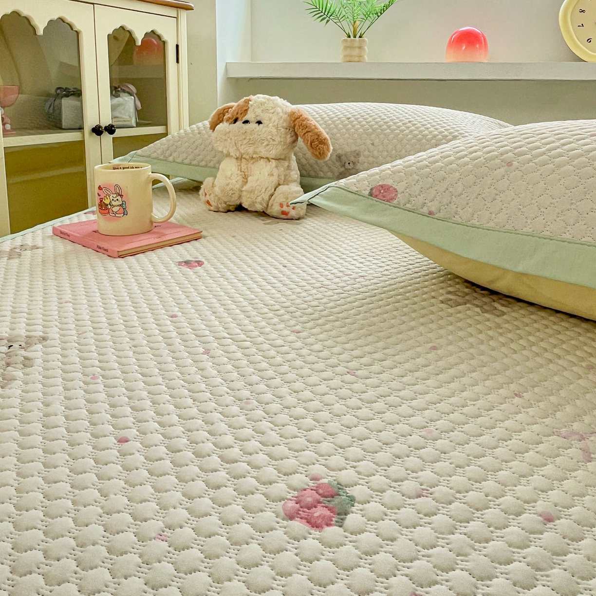 91家纺网 家纺一手货源 找家纺 大元 2026春夏新款治愈系数码印花冰豆豆凉席席子 治愈-草莓熊绿