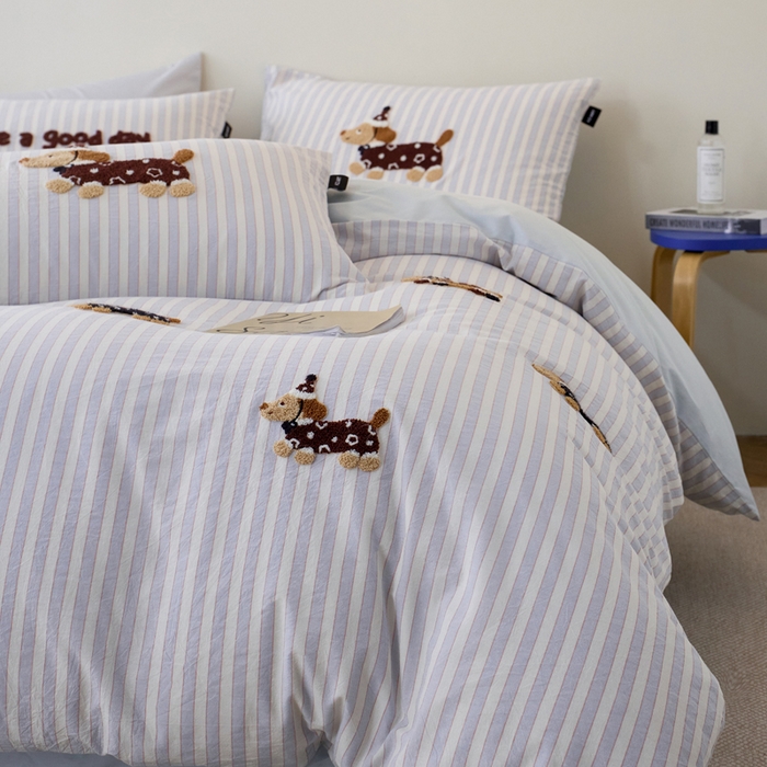 91家纺网 家纺一手货源 找家纺 卡姿家纺 全棉色织水洗棉毛巾绣四件套—小狗约克 小狗约克-紫细条纹