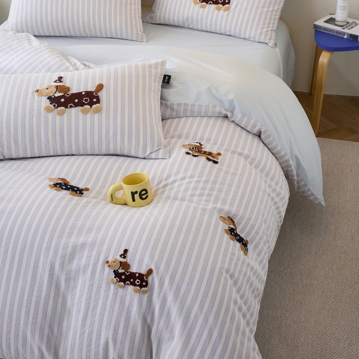 91家纺网 家纺一手货源 找家纺 卡姿家纺 全棉色织水洗棉毛巾绣四件套—小狗约克 小狗约克-紫细条纹