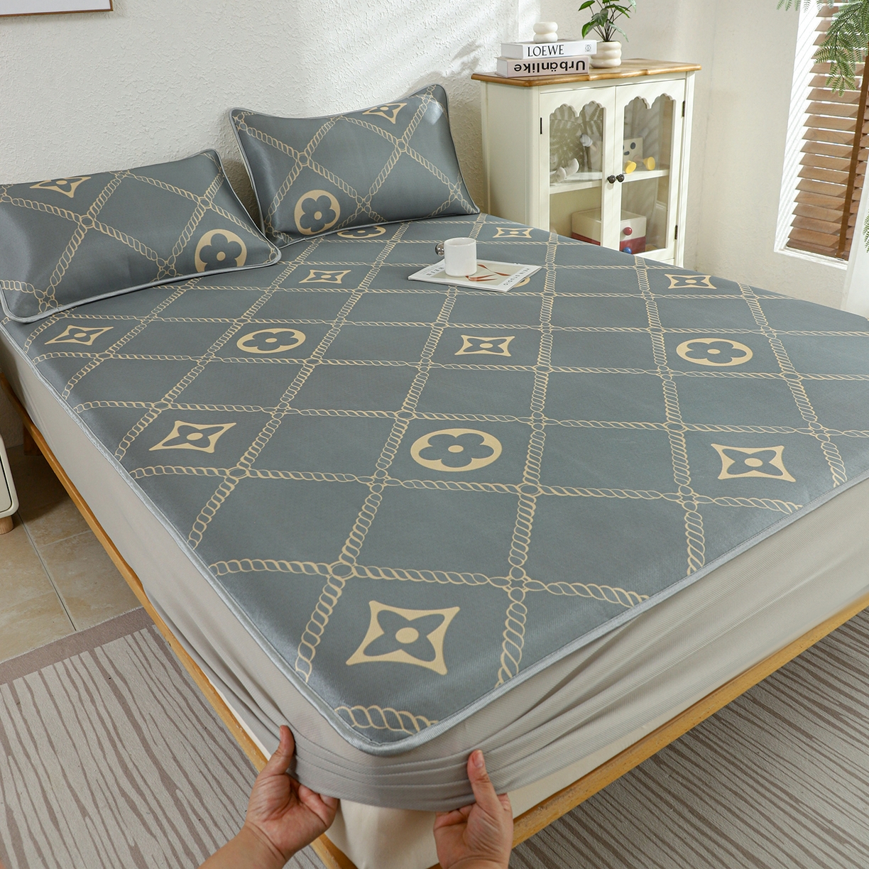 91家纺网 家纺一手货源 找家纺 小萌虎 2026新款碳光冰丝凉席床笠款拍法二 四叶草