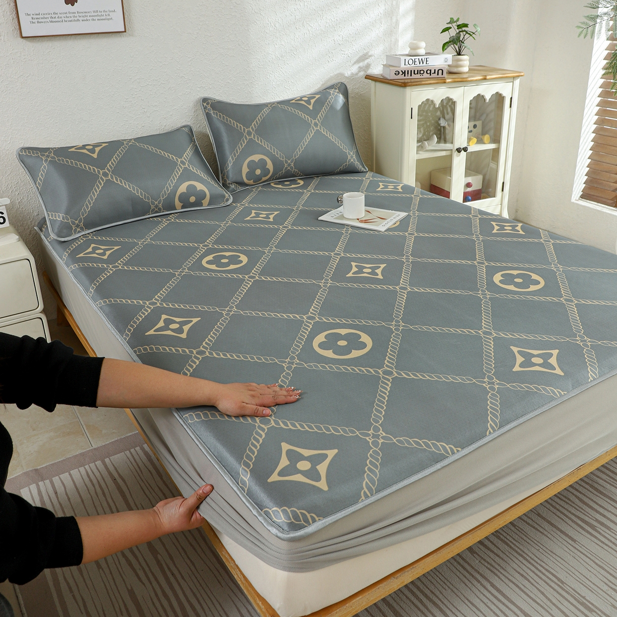 91家纺网 家纺一手货源 找家纺 小萌虎 2026新款碳光冰丝凉席床笠款拍法二 四叶草