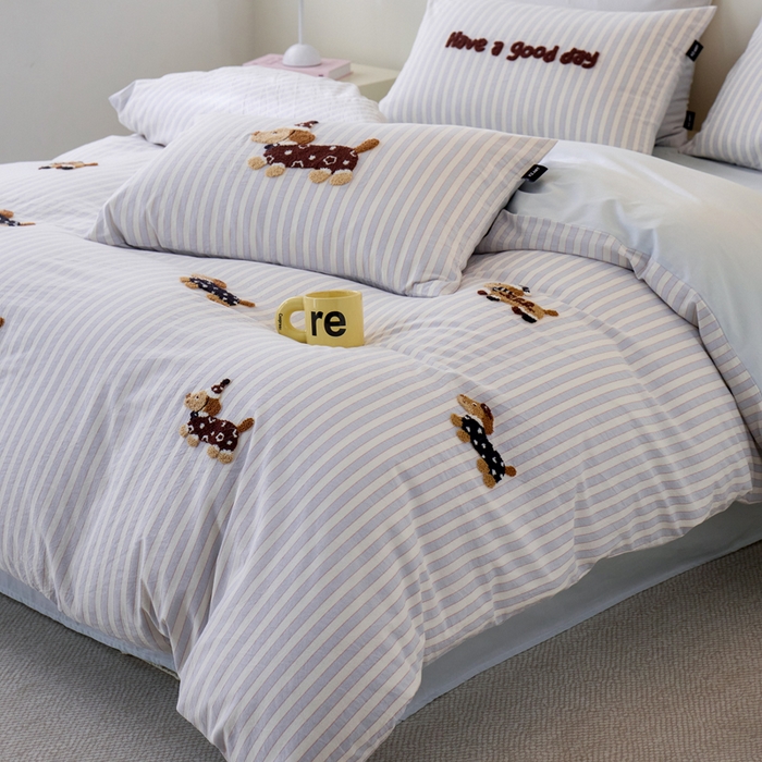 91家纺网 家纺一手货源 找家纺 卡姿家纺 全棉色织水洗棉毛巾绣四件套—小狗约克 小狗约克-紫细条纹