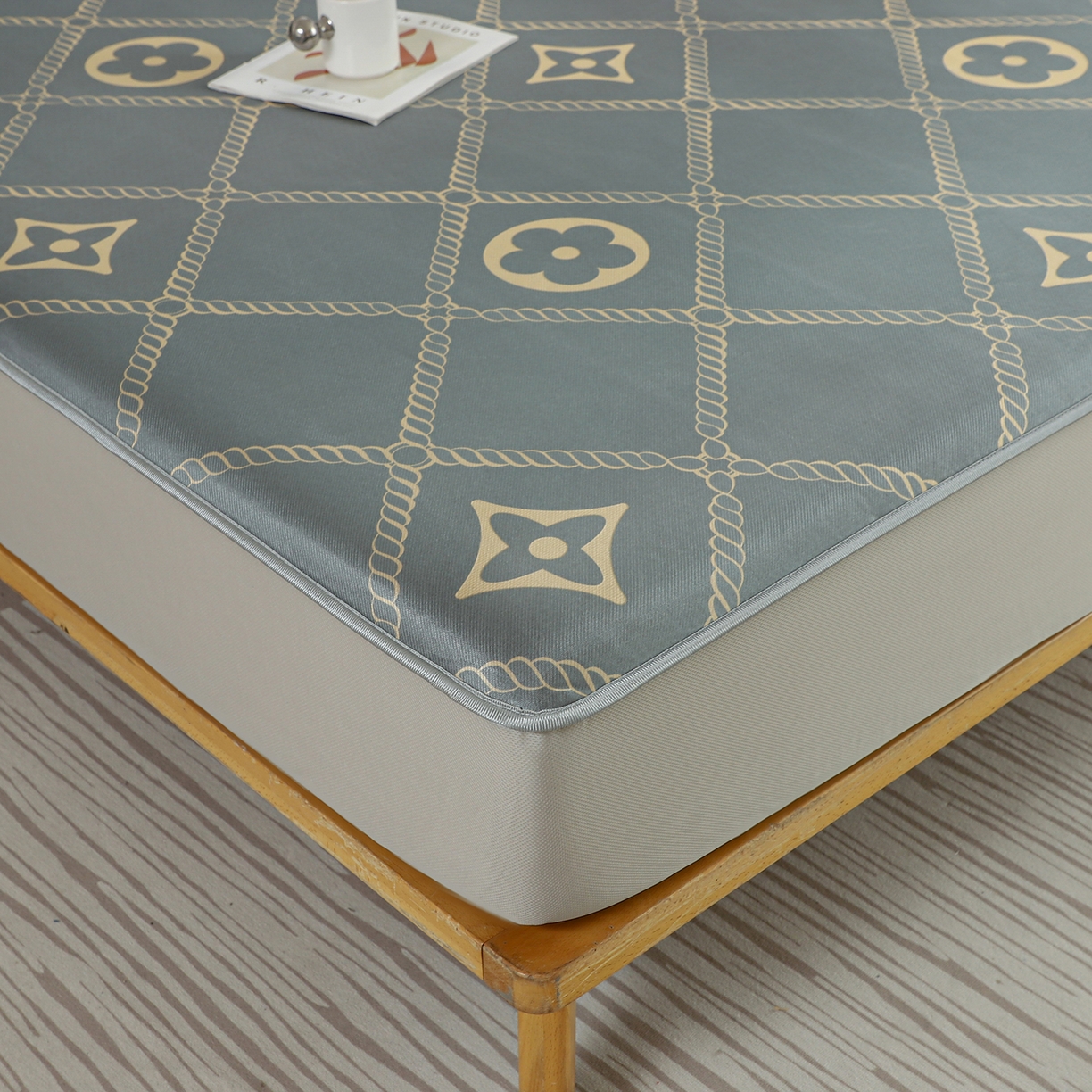 91家纺网 家纺一手货源 找家纺 小萌虎 2026新款碳光冰丝凉席床笠款拍法二 四叶草