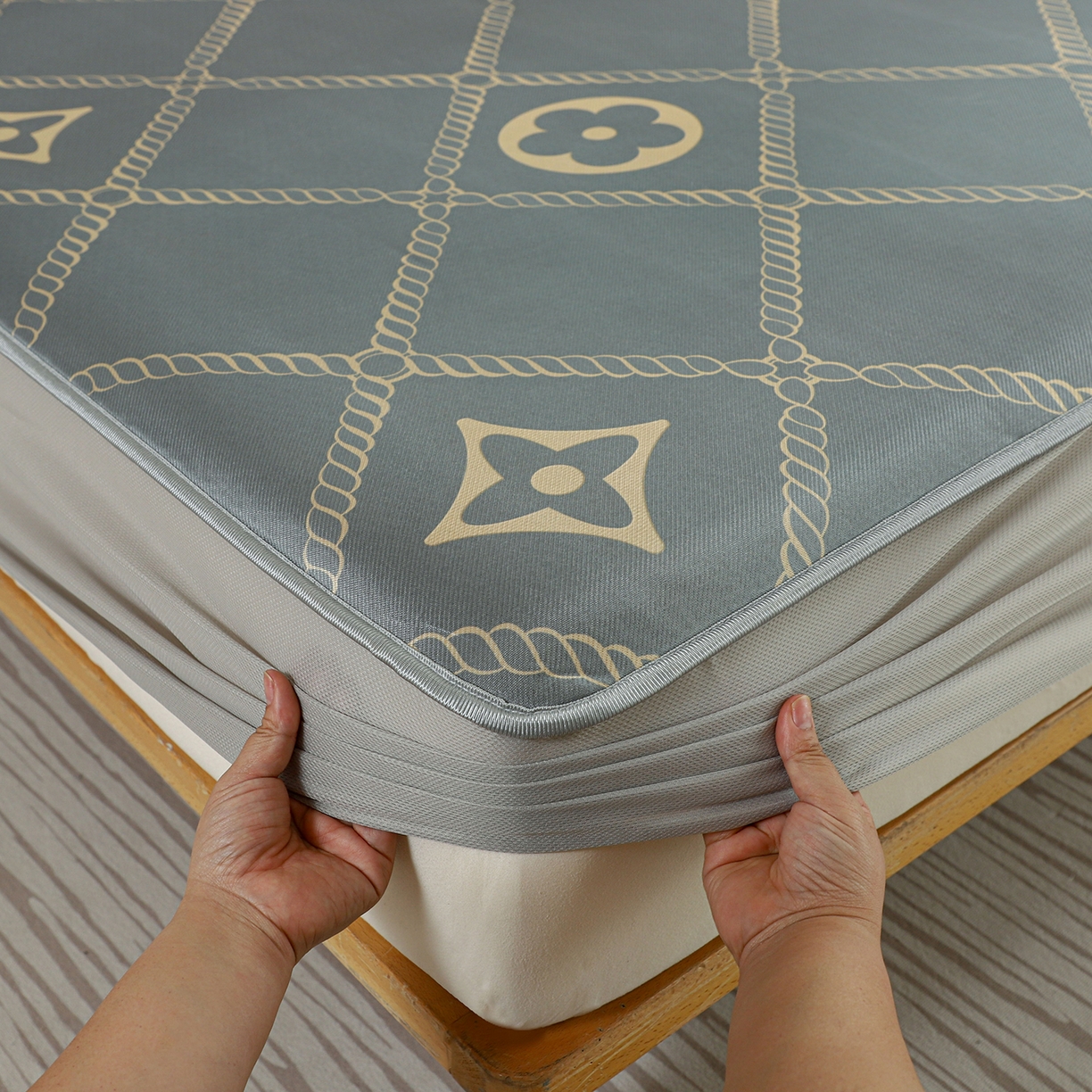 91家纺网 家纺一手货源 找家纺 小萌虎 2026新款碳光冰丝凉席床笠款拍法二 四叶草