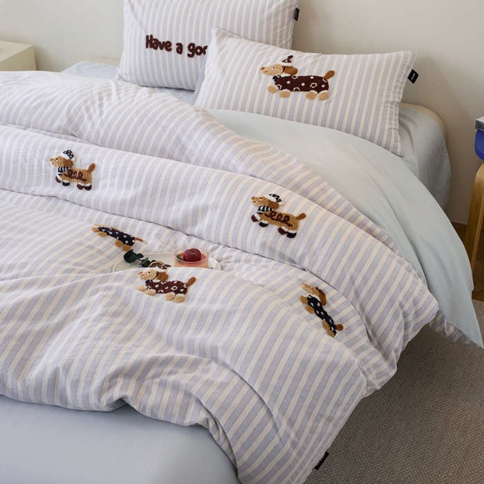 91家纺网 家纺一手货源 找家纺 卡姿家纺 全棉色织水洗棉毛巾绣四件套—小狗约克 小狗约克-紫细条纹