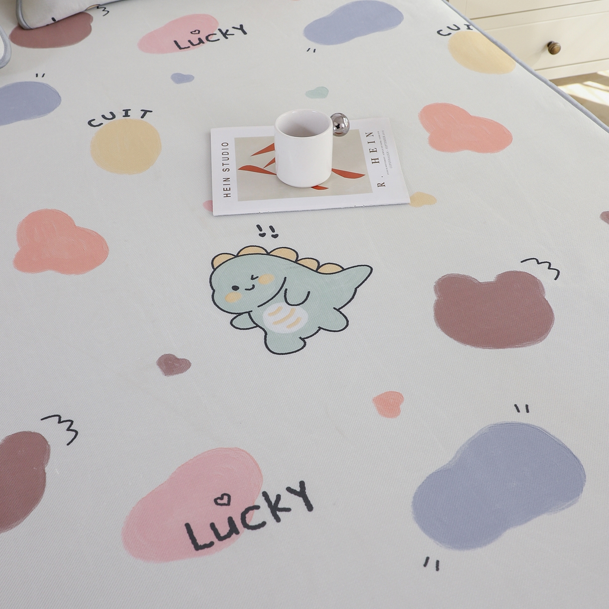 91家纺网 家纺一手货源 找家纺 小萌虎 2026新款碳光冰丝凉席床笠款拍法二 小恐龙