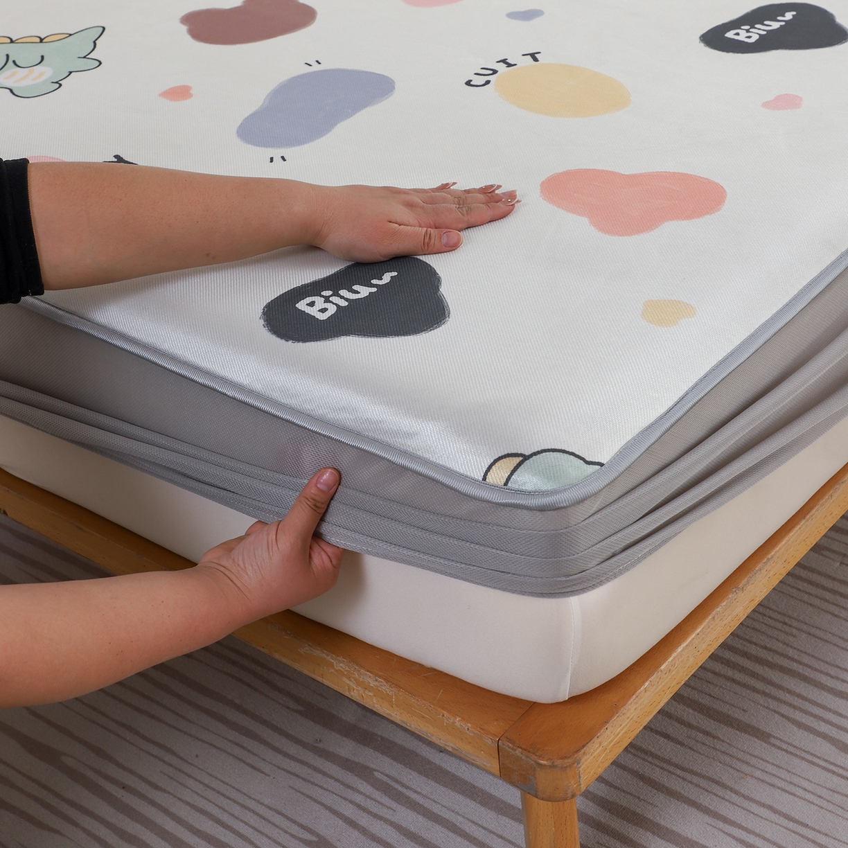 91家纺网 家纺一手货源 找家纺 小萌虎 2026新款碳光冰丝凉席床笠款拍法二 小恐龙