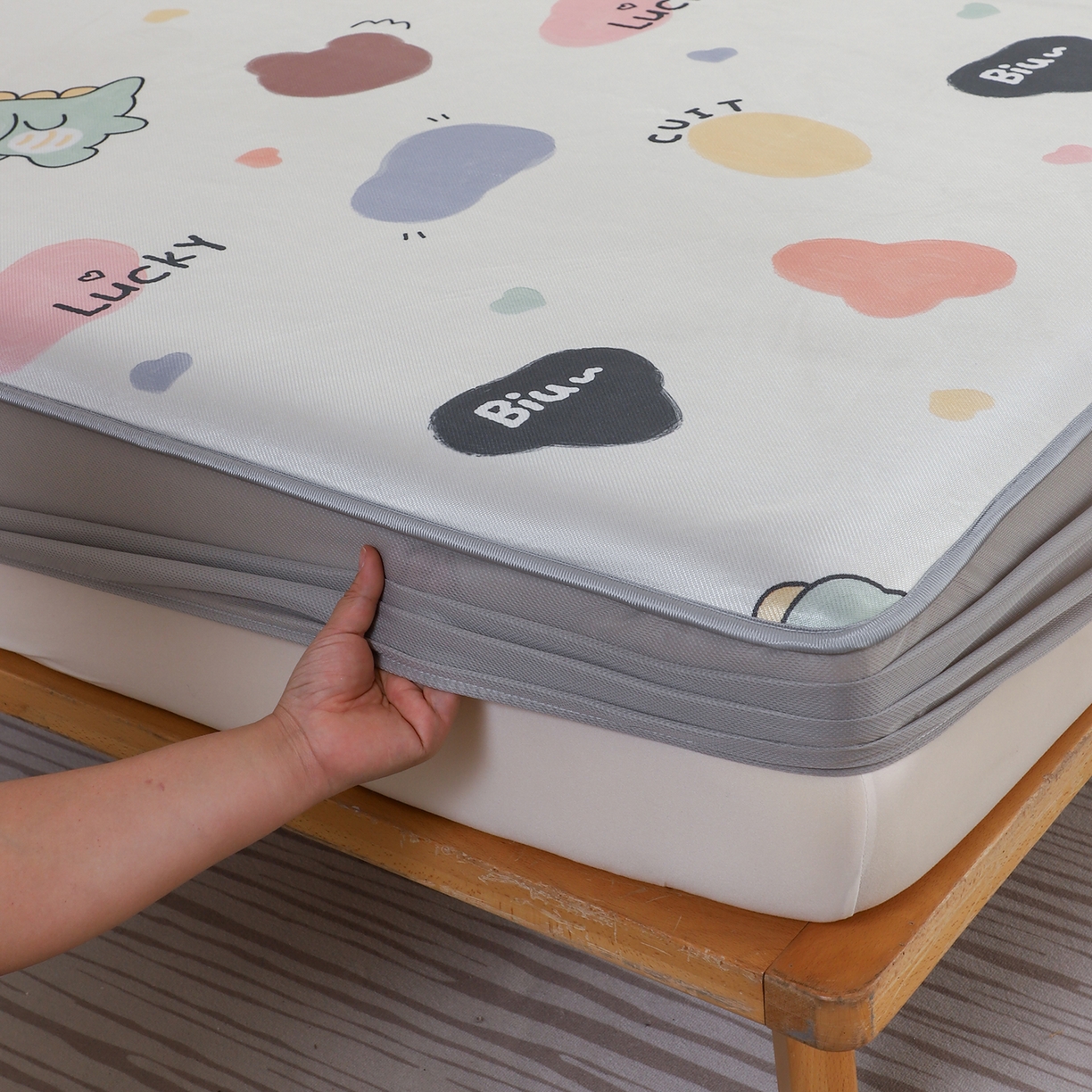 91家纺网 家纺一手货源 找家纺 小萌虎 2026新款碳光冰丝凉席床笠款拍法二 小恐龙