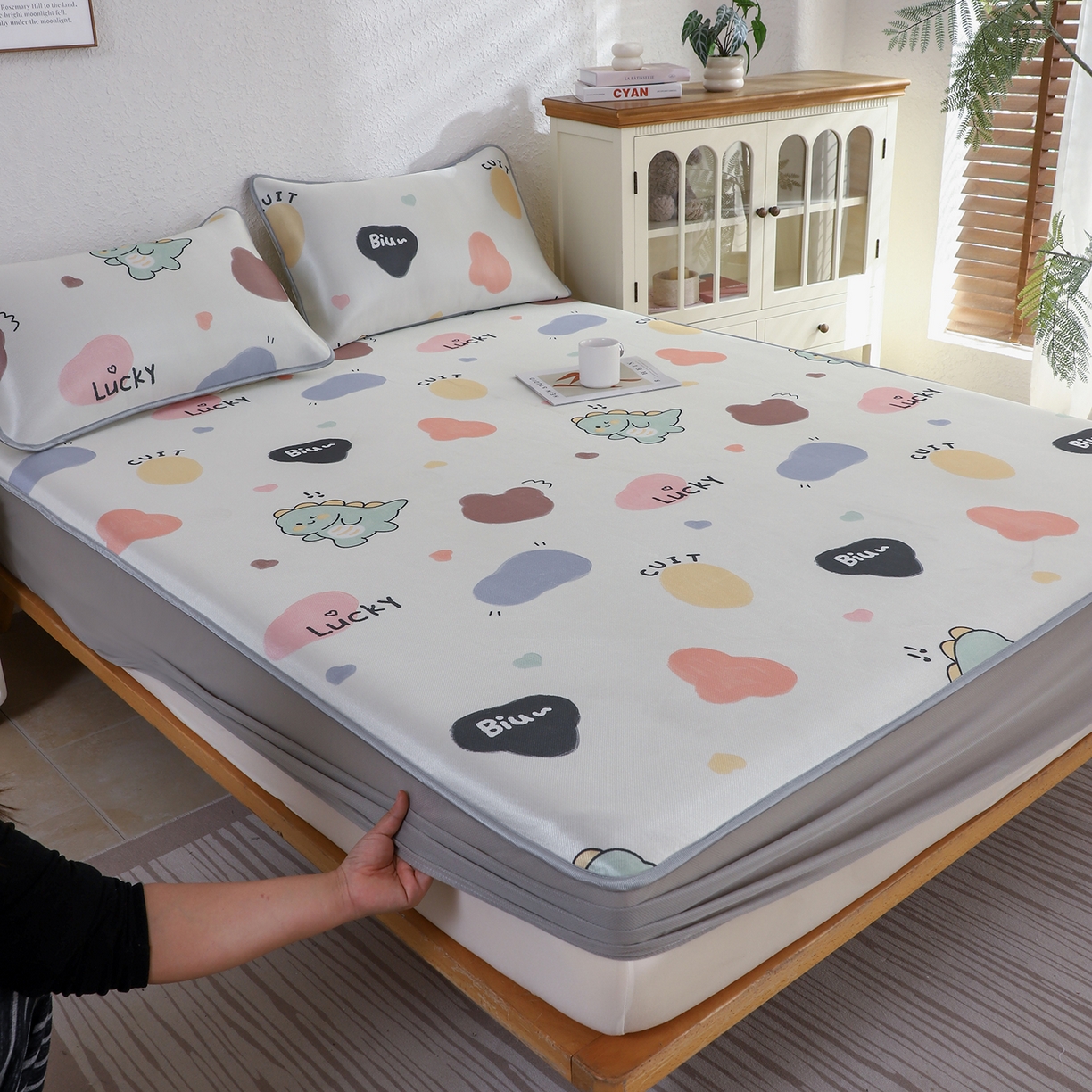 91家纺网 家纺一手货源 找家纺 小萌虎 2026新款碳光冰丝凉席床笠款拍法二 小恐龙