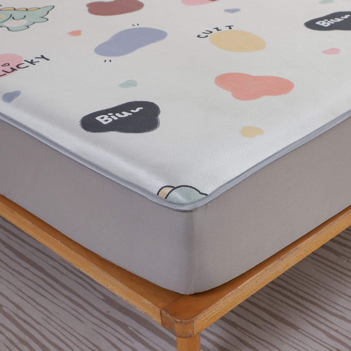 91家纺网 家纺一手货源 找家纺 小萌虎 2026新款碳光冰丝凉席床笠款拍法二 小恐龙