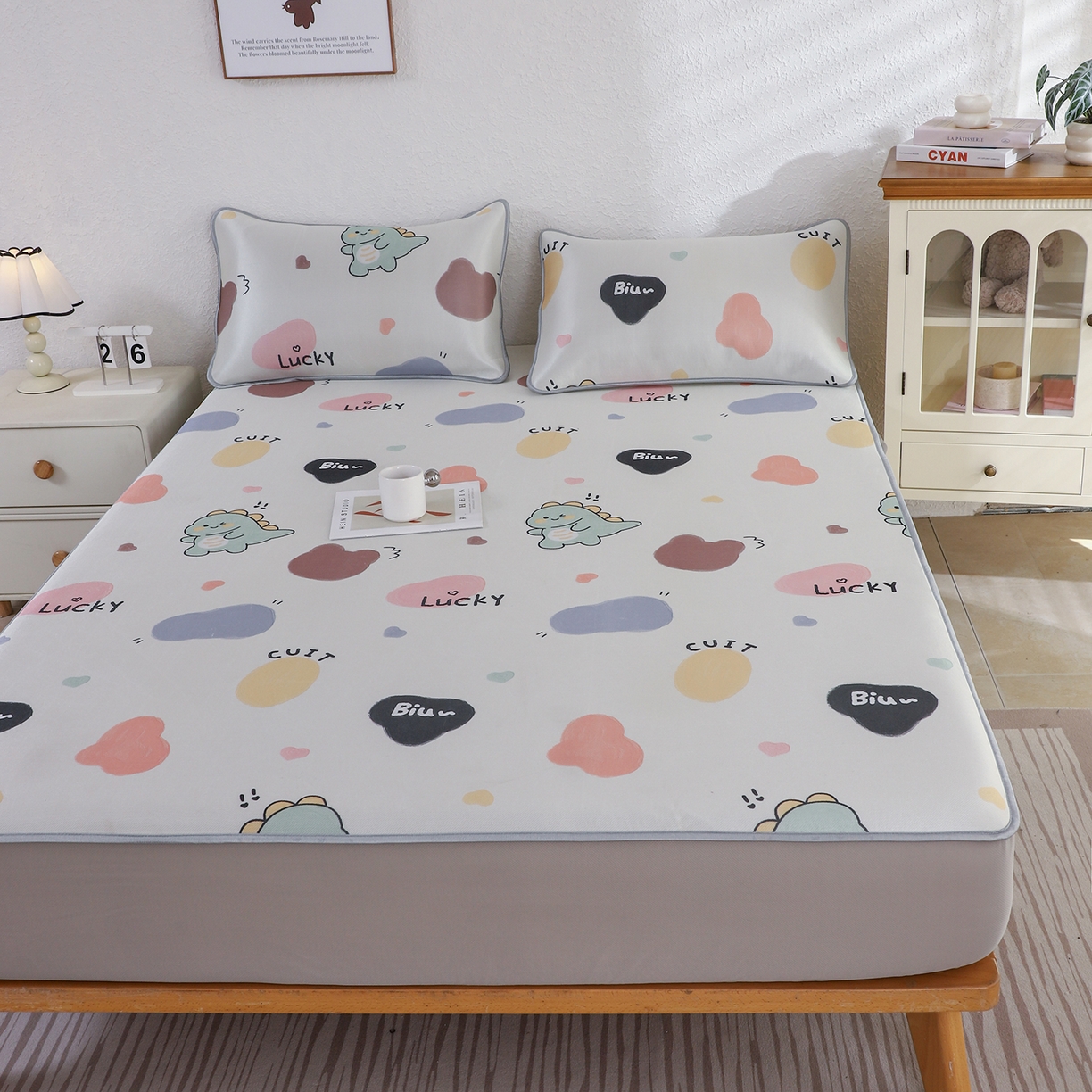 91家纺网 家纺一手货源 找家纺 小萌虎 2026新款碳光冰丝凉席床笠款拍法二 小恐龙