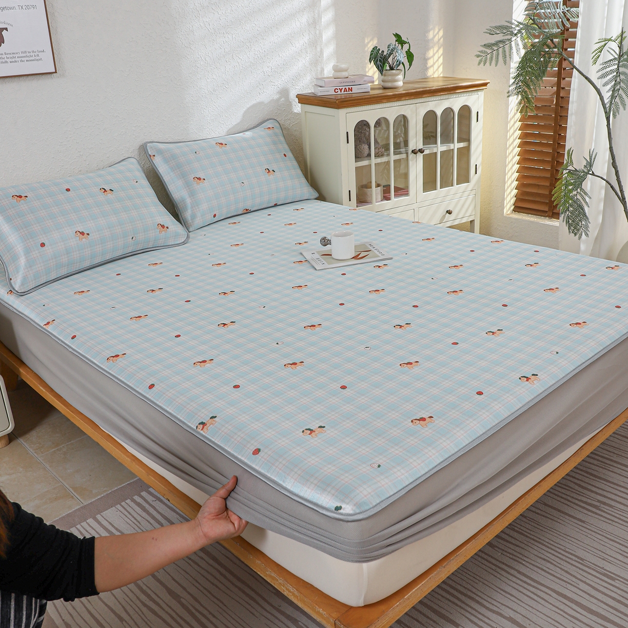 91家纺网 家纺一手货源 找家纺 小萌虎 2026新款碳光冰丝凉席床笠款拍法二 一马当先