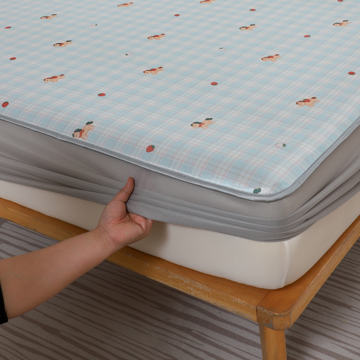 91家纺网 家纺一手货源 找家纺 小萌虎 2026新款碳光冰丝凉席床笠款拍法二 一马当先