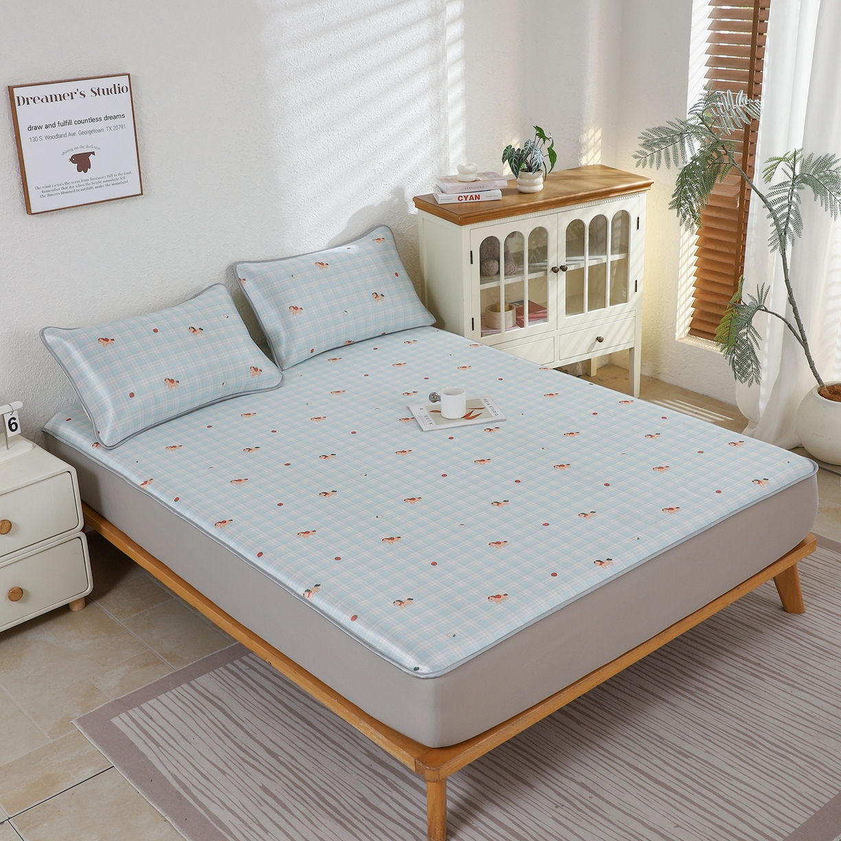 91家纺网 家纺一手货源 找家纺 小萌虎 2026新款碳光冰丝凉席床笠款拍法二 一马当先