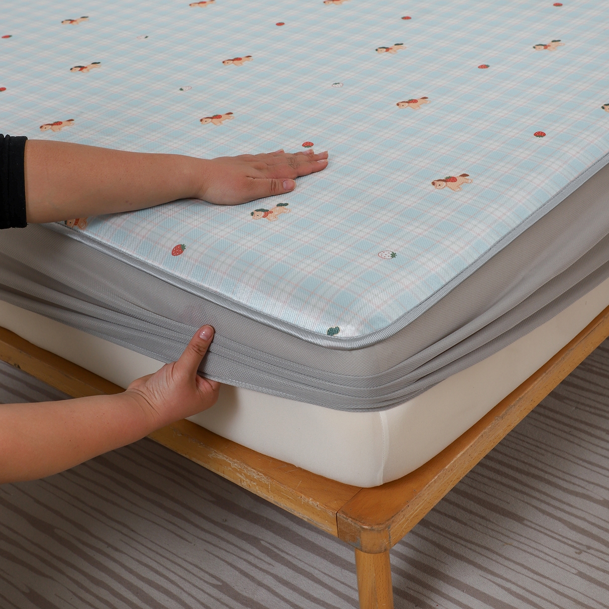 91家纺网 家纺一手货源 找家纺 小萌虎 2026新款碳光冰丝凉席床笠款拍法二 一马当先