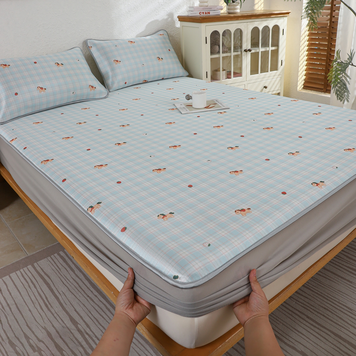 91家纺网 家纺一手货源 找家纺 小萌虎 2026新款碳光冰丝凉席床笠款拍法二 一马当先