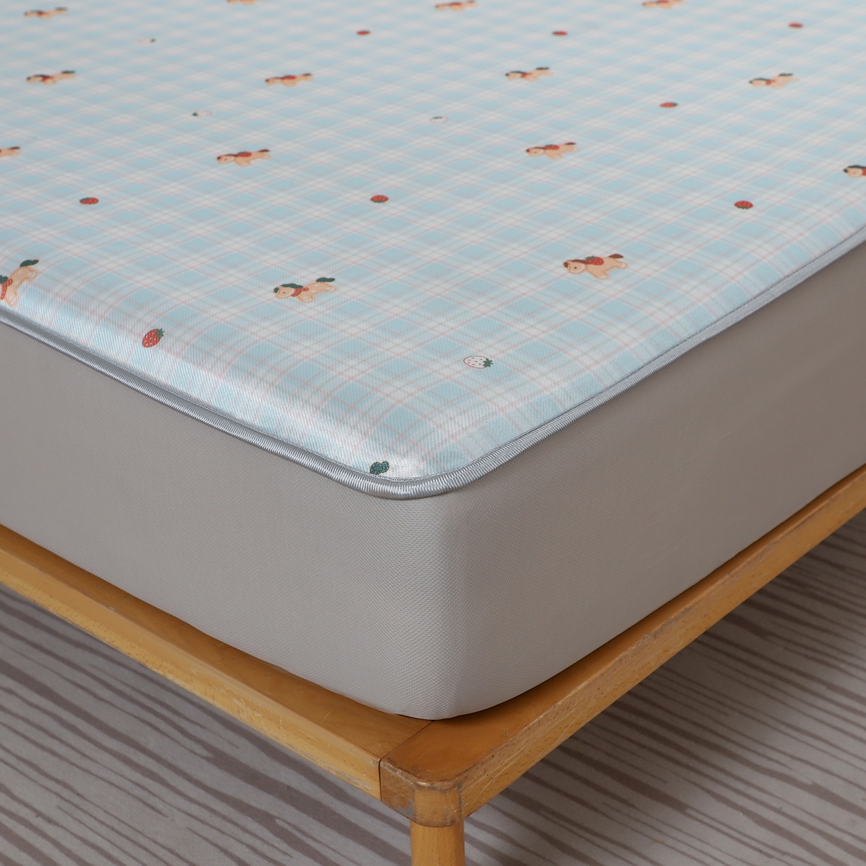 91家纺网 家纺一手货源 找家纺 小萌虎 2026新款碳光冰丝凉席床笠款拍法二 一马当先