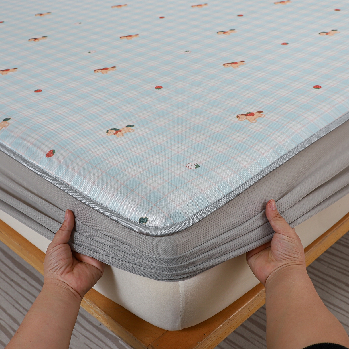 91家纺网 家纺一手货源 找家纺 小萌虎 2026新款碳光冰丝凉席床笠款拍法二 一马当先