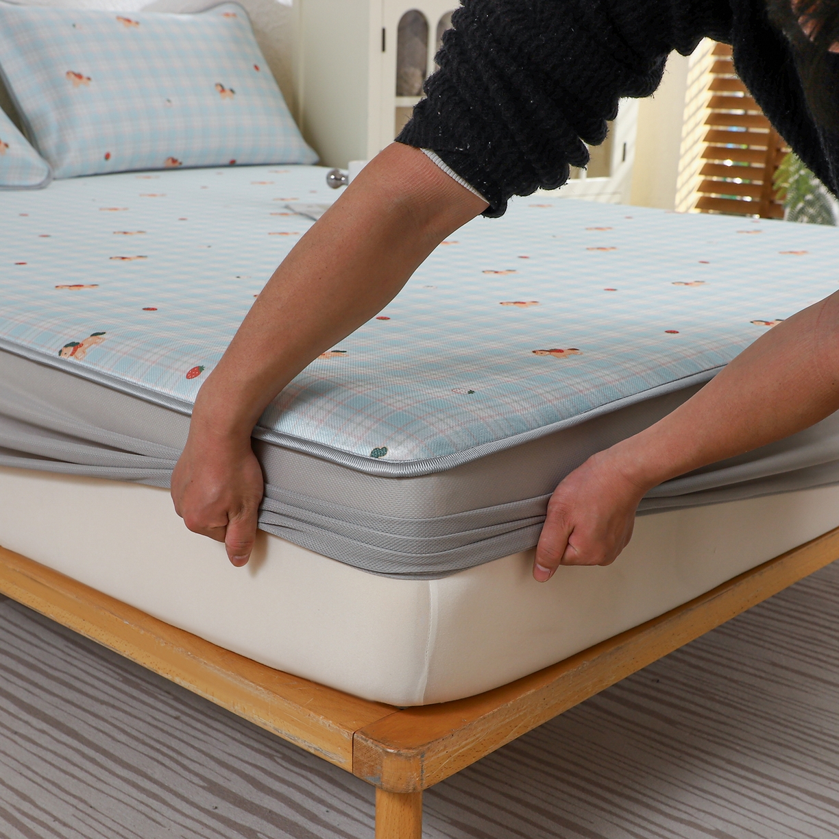 91家纺网 家纺一手货源 找家纺 小萌虎 2026新款碳光冰丝凉席床笠款拍法二 一马当先