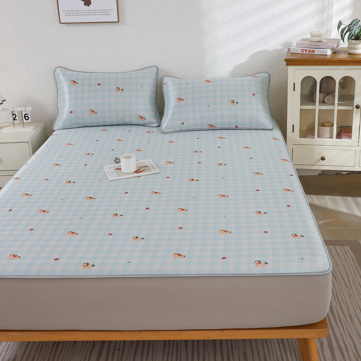 91家纺网 家纺一手货源 找家纺 小萌虎 2026新款碳光冰丝凉席床笠款拍法二 一马当先