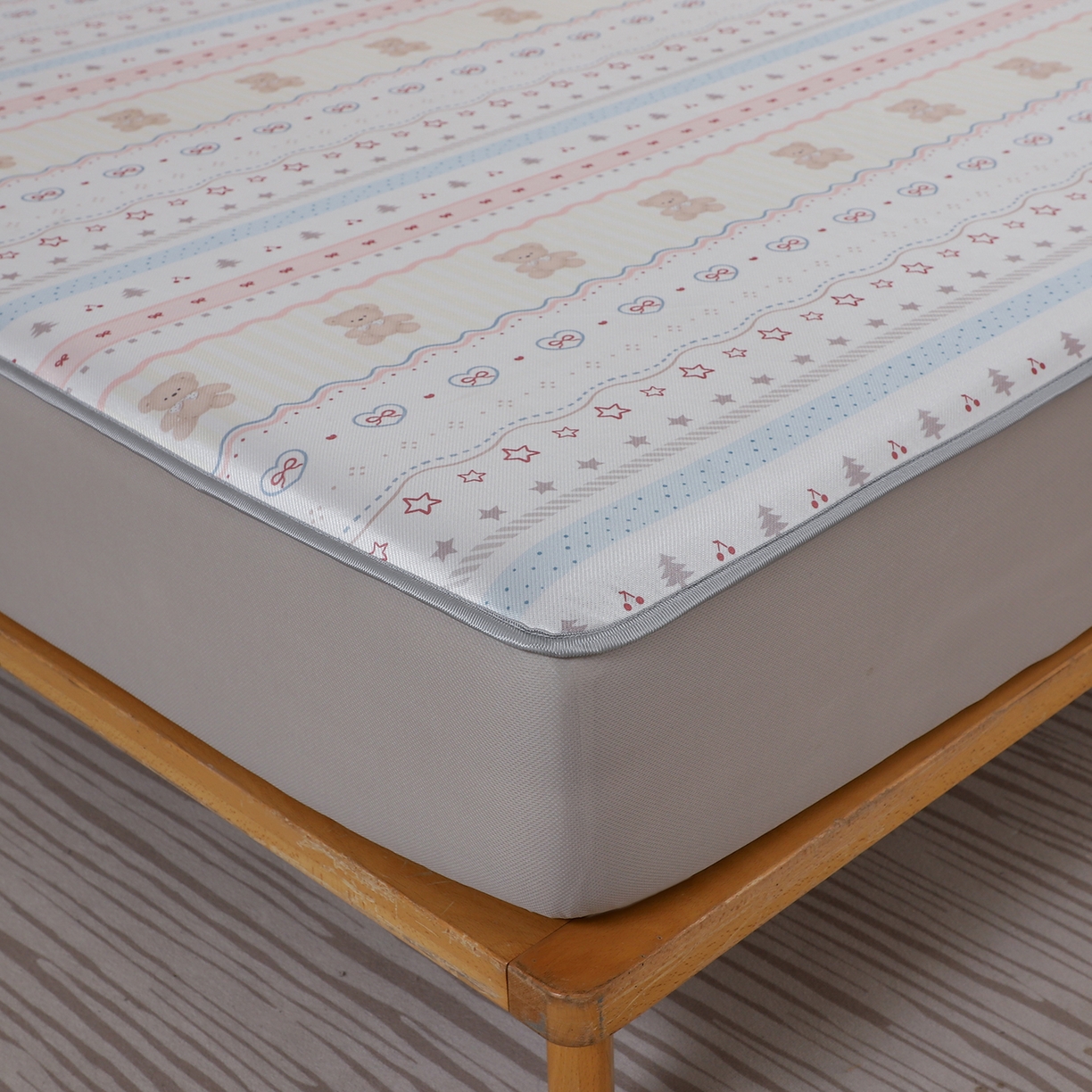 91家纺网 家纺一手货源 找家纺 小萌虎 2026新款碳光冰丝凉席床笠款拍法二 樱桃小熊