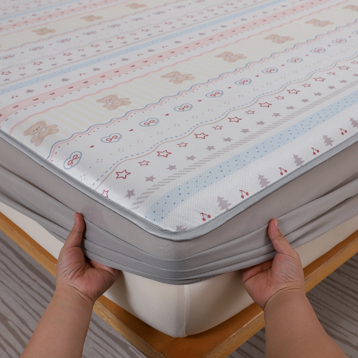 91家纺网 家纺一手货源 找家纺 小萌虎 2026新款碳光冰丝凉席床笠款拍法二 樱桃小熊