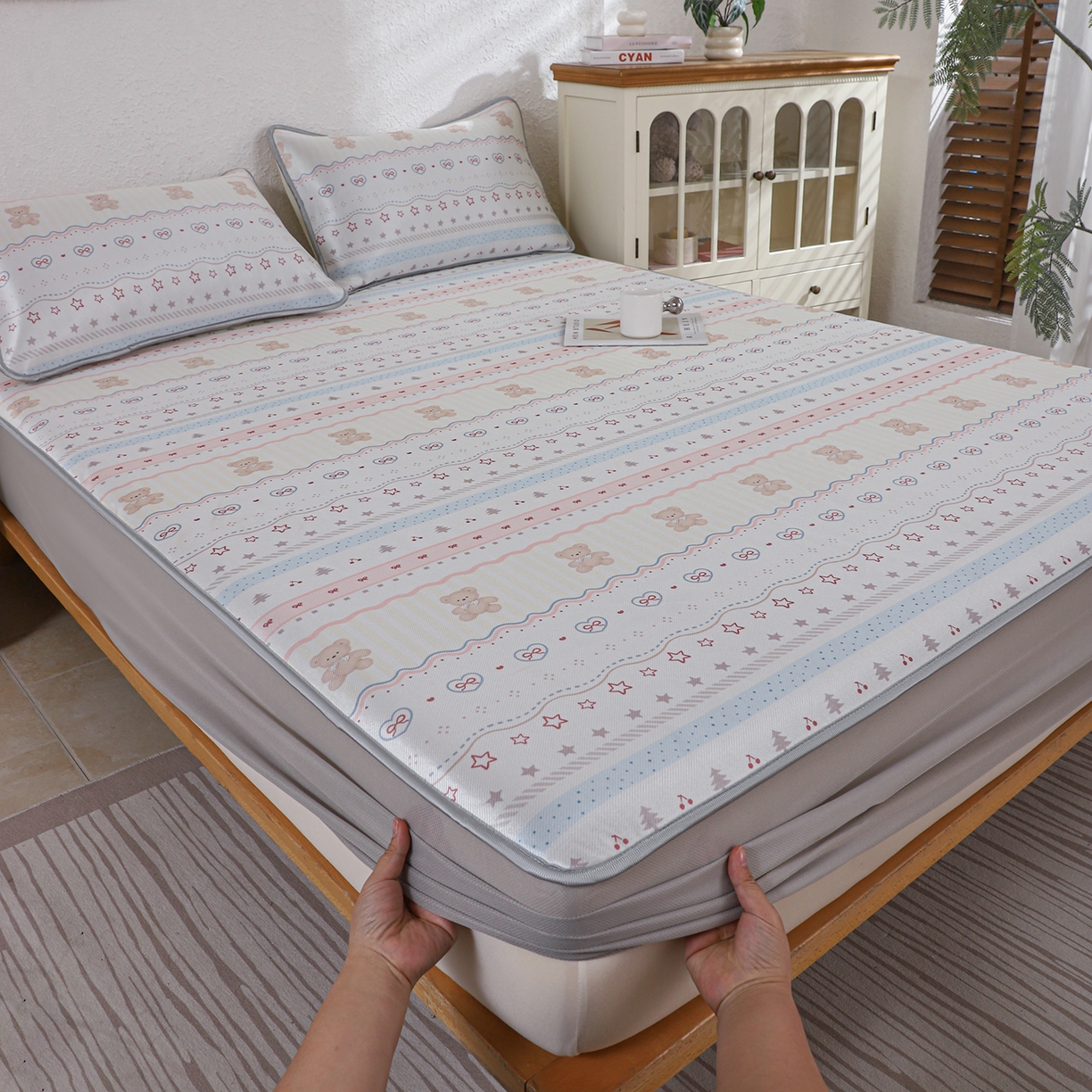 91家纺网 家纺一手货源 找家纺 小萌虎 2026新款碳光冰丝凉席床笠款拍法二 樱桃小熊