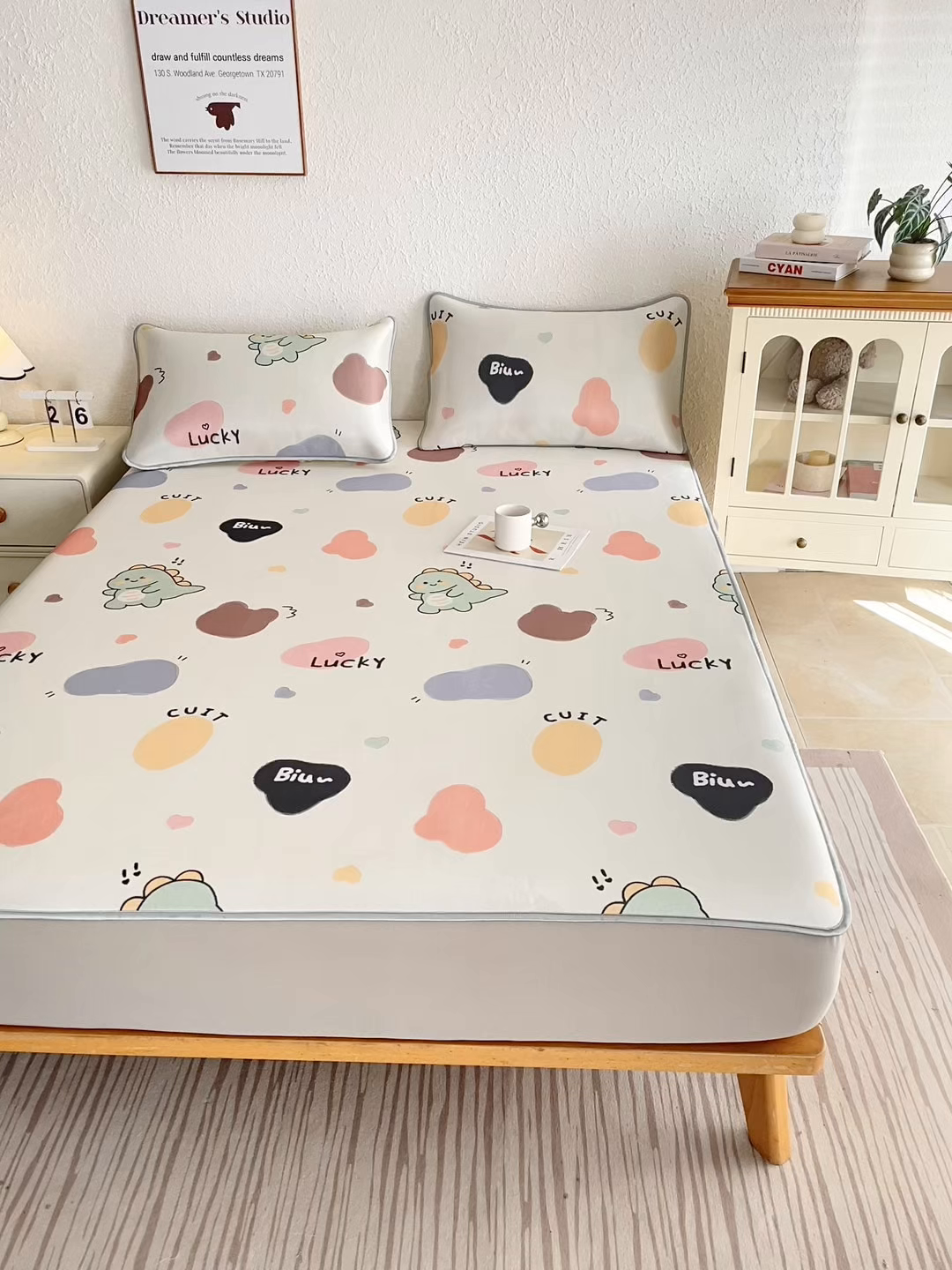 91家纺网 家纺一手货源 找家纺 小萌虎 2026新款碳光冰丝凉席床笠款拍法二 小恐龙