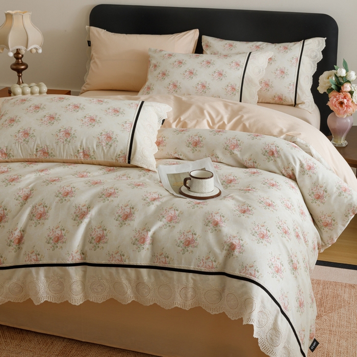 91家纺网 家纺一手货源 找家纺 卡姿家纺 全棉小法式镂空棉布花边款第一季四件套 庭前芳序