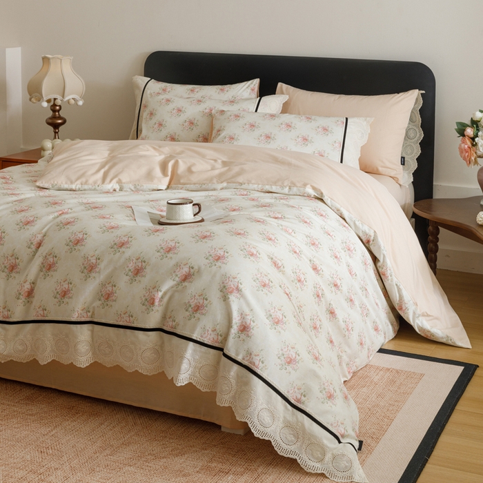 91家纺网 家纺一手货源 找家纺 卡姿家纺 全棉小法式镂空棉布花边款第一季四件套 庭前芳序