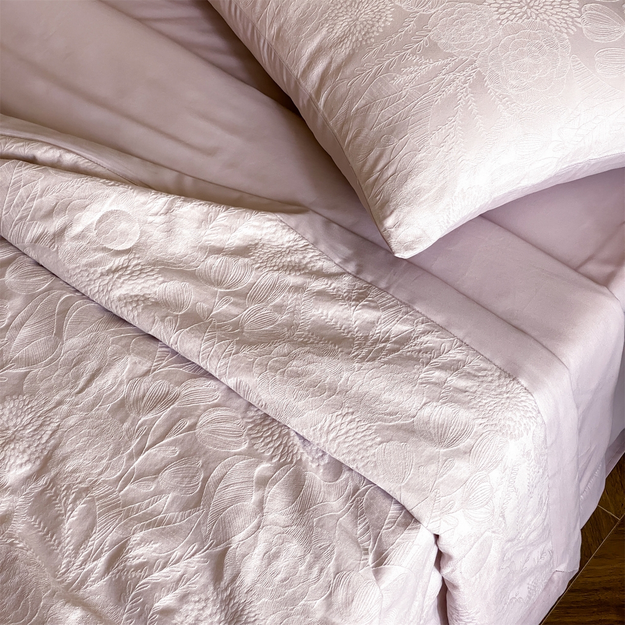 91家纺网 家纺一手货源 找家纺 宜代光年 2026新款60S全棉厚织提花夏被夏凉被空调被 夏被-白棠-浅紫