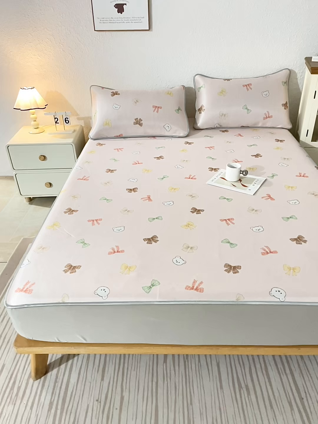 91家纺网 家纺一手货源 找家纺 小萌虎 2026新款碳光冰丝凉席床笠款拍法二 蝴蝶结小熊