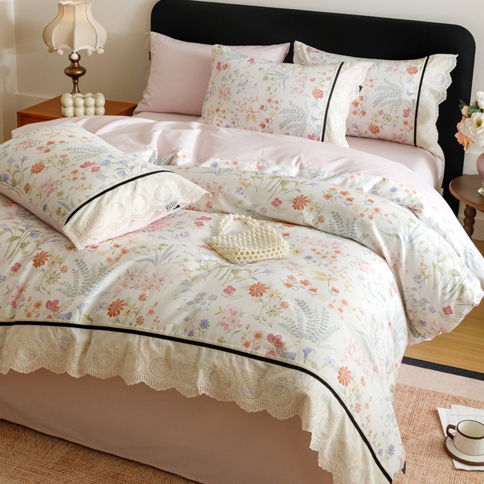 91家纺网 家纺一手货源 找家纺 卡姿家纺 全棉小法式镂空棉布花边款第一季四件套 雾岛听花