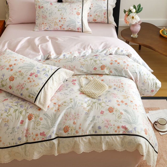 91家纺网 家纺一手货源 找家纺 卡姿家纺 全棉小法式镂空棉布花边款第一季四件套 雾岛听花