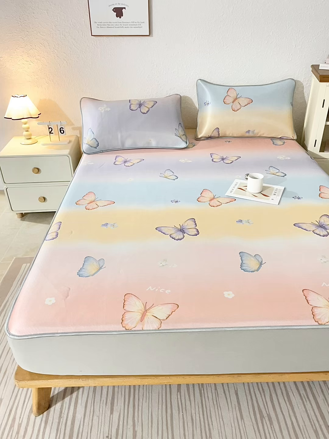 91家纺网 家纺一手货源 找家纺 小萌虎 2026新款碳光冰丝凉席床笠款拍法二 七彩蝴蝶