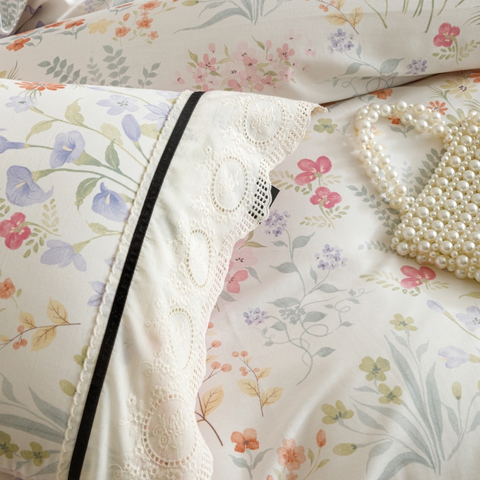 91家纺网 家纺一手货源 找家纺 卡姿家纺 全棉小法式镂空棉布花边款第一季四件套 雾岛听花