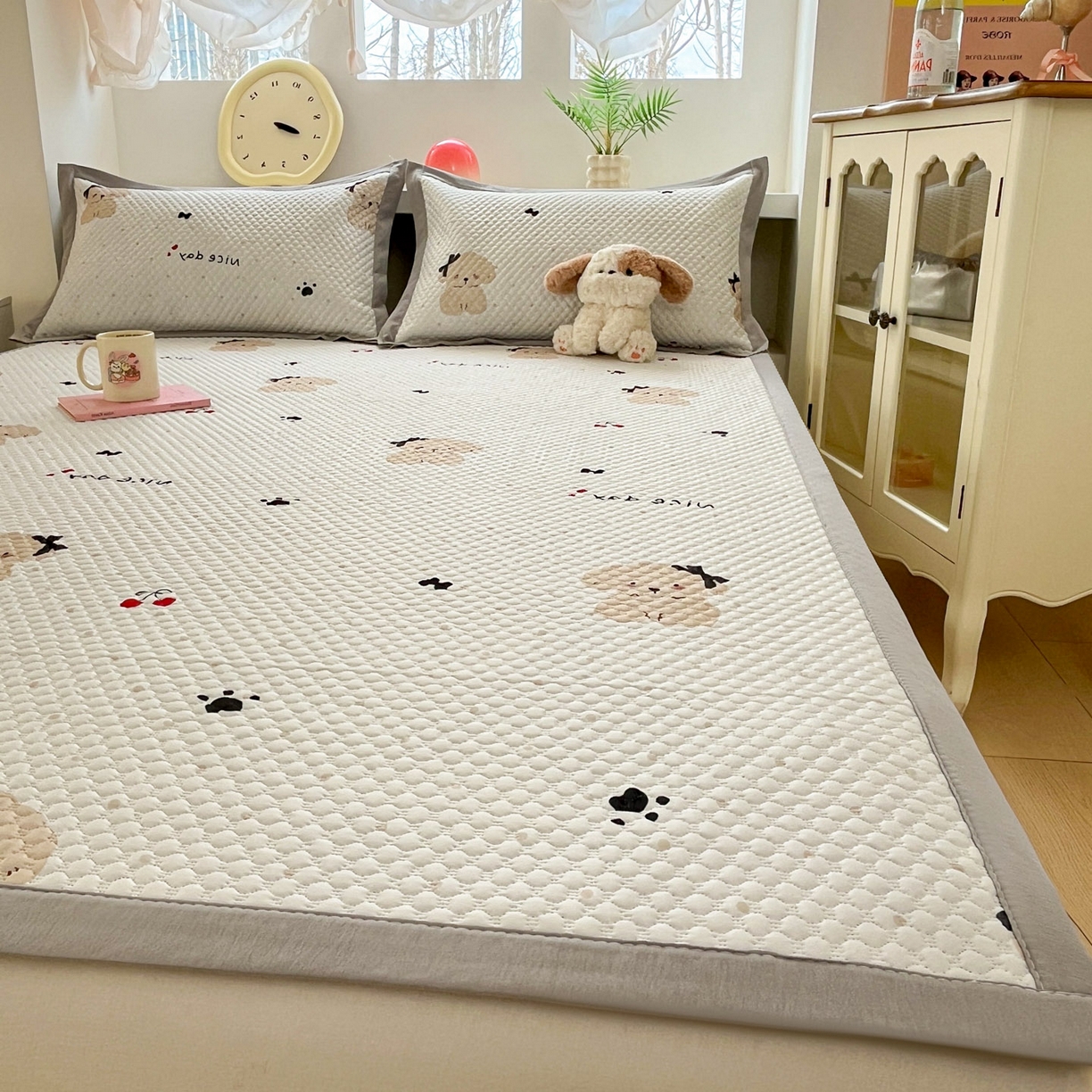 91家纺网 家纺一手货源 找家纺 大元 2026春夏新款治愈系数码印花冰豆豆凉席席子 治愈-樱桃狗灰