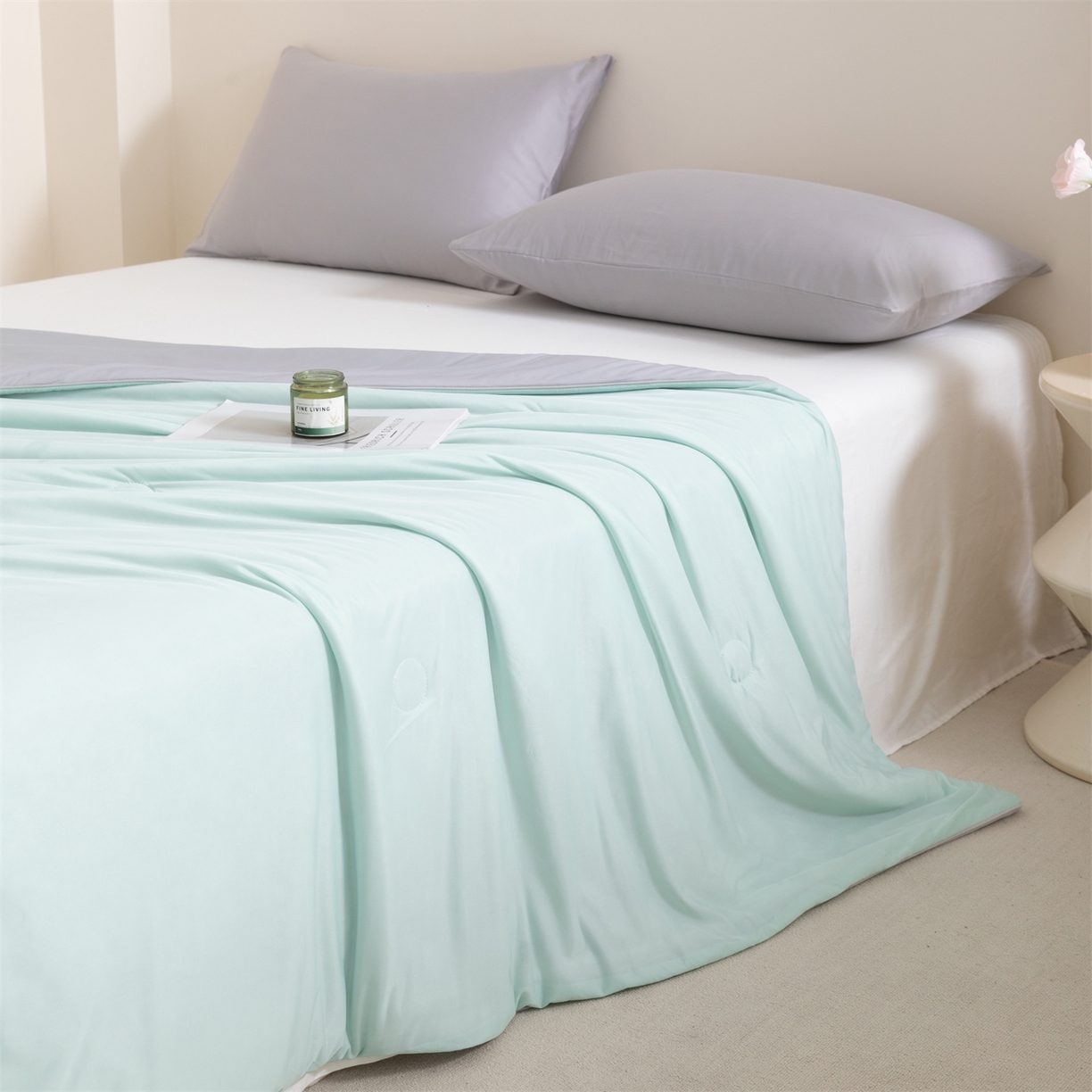 91家纺网 家纺一手货源 找家纺 富阿娜家纺 2026新款纯色双拼凉感丝夏被空调被夏凉被 薄荷绿+奶雾灰