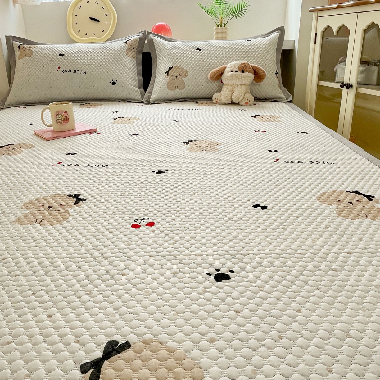 91家纺网 家纺一手货源 找家纺 大元 2026春夏新款治愈系数码印花冰豆豆凉席席子 治愈-樱桃狗灰