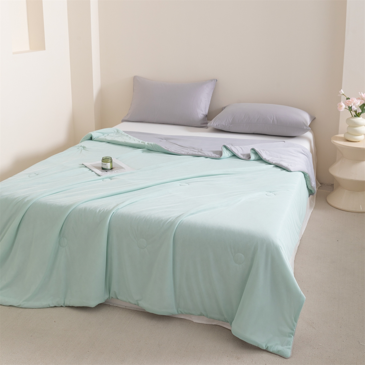 91家纺网 家纺一手货源 找家纺 富阿娜家纺 2026新款纯色双拼凉感丝夏被空调被夏凉被 薄荷绿+奶雾灰