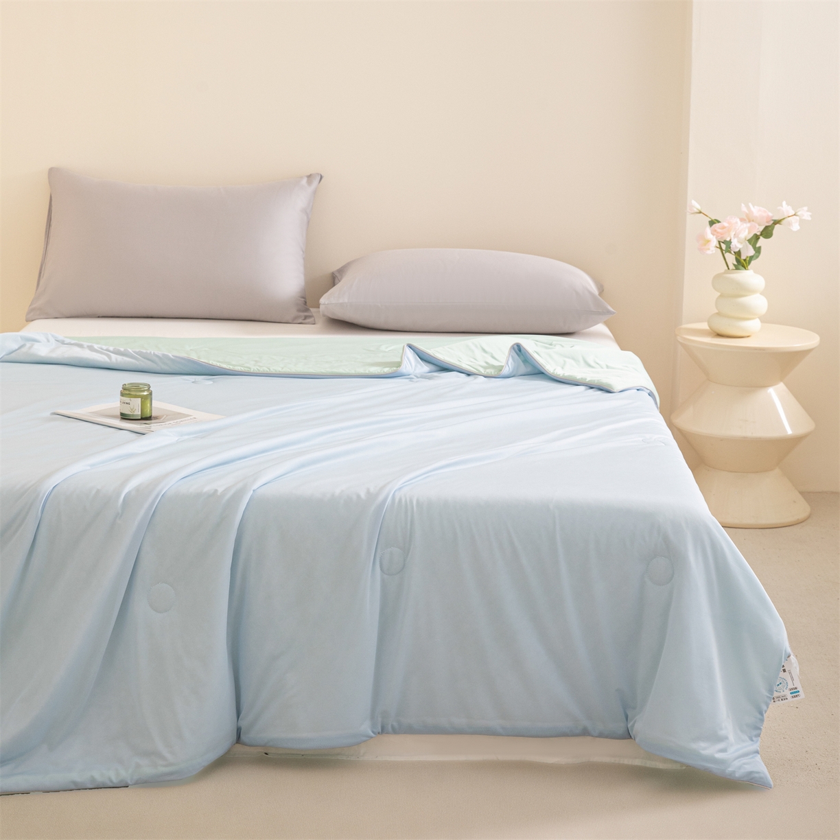 91家纺网 家纺一手货源 找家纺 富阿娜家纺 2026新款纯色双拼凉感丝夏被空调被夏凉被 海盐蓝+薄荷绿