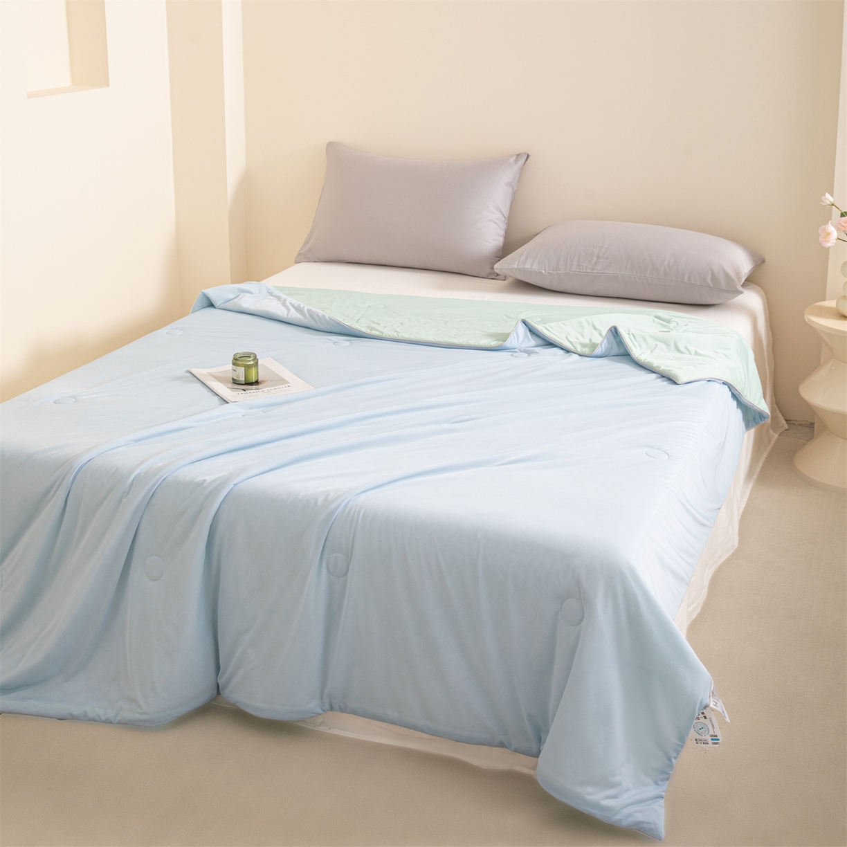 91家纺网 家纺一手货源 找家纺 富阿娜家纺 2026新款纯色双拼凉感丝夏被空调被夏凉被 海盐蓝+薄荷绿