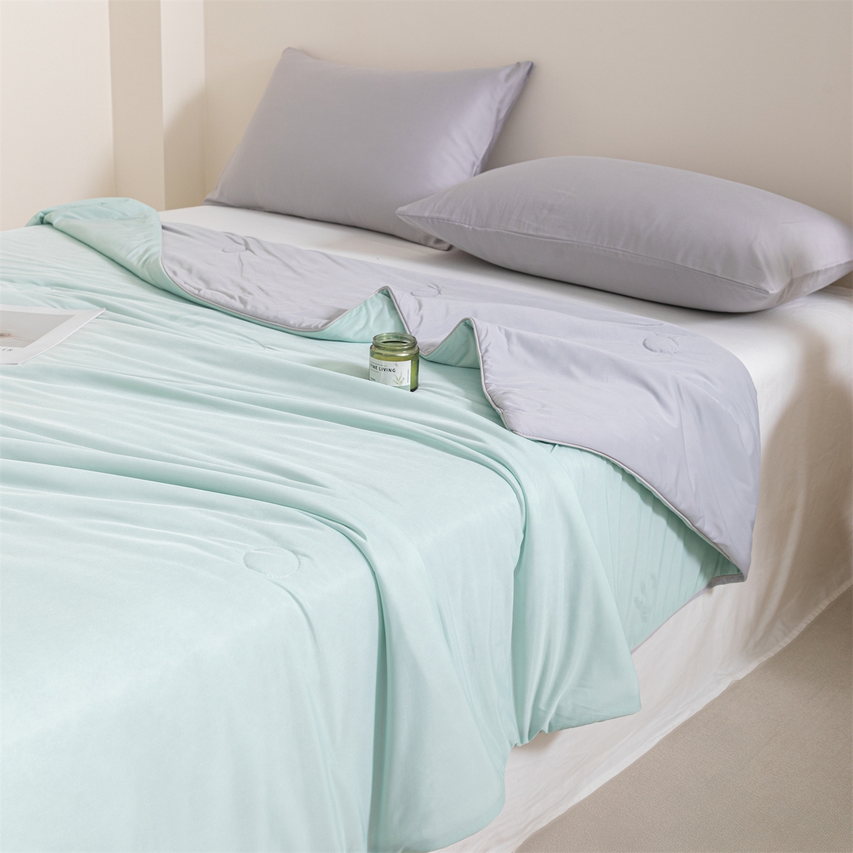 91家纺网 家纺一手货源 找家纺 富阿娜家纺 2026新款纯色双拼凉感丝夏被空调被夏凉被 薄荷绿+奶雾灰