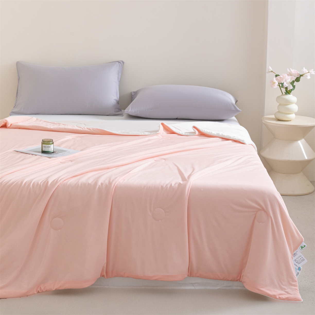 91家纺网 家纺一手货源 找家纺 富阿娜家纺 2026新款纯色双拼凉感丝夏被空调被夏凉被 蜜桃粉+奶酪白